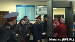 Шымкент қаласы әкімдігіне келіп, әкіммен кездесуді талап етіп тұрған аналар. 25 ақпан 2019.
