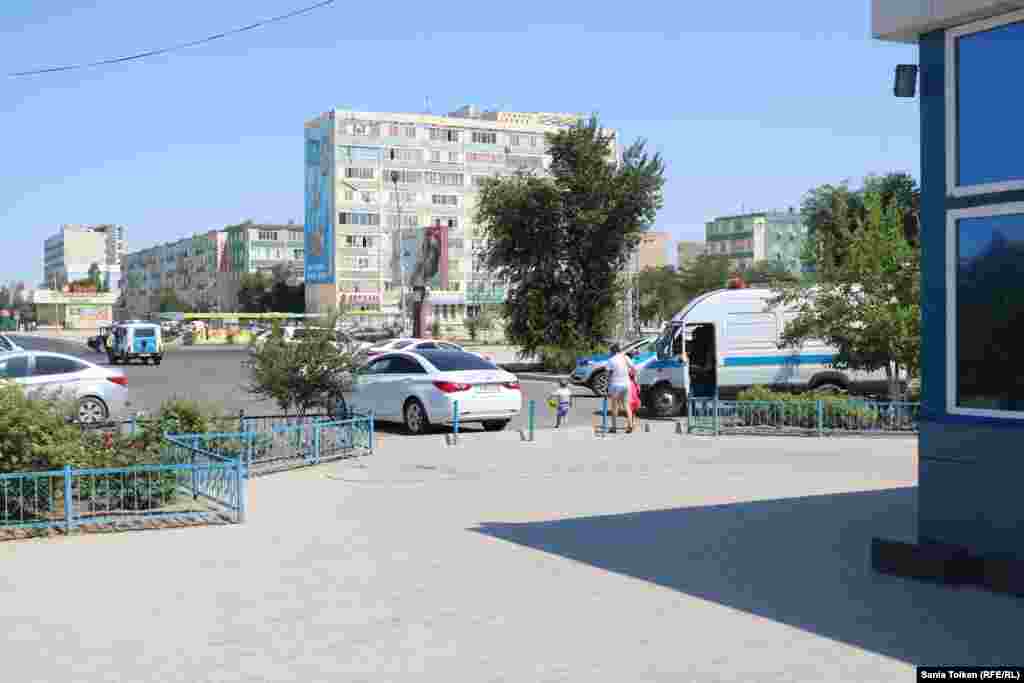 Билік өкілдері орталық алаң және әкімшілік ғимараттары маңында полиция бақылауының күшейтілуін "мереке күніне байланысты қоғамдық қауіпсіздікті сақтау мақсатындағы шаралар" деп түсіндіреді. Суретте: Ақтау қаласының орталық алаңы маңында тұрған полиция көліктері.