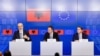 Kryeministri i Shqipërisë, Edi Rama, kryediplomati hungarez, Peter Szijjarto dhe komisionarai për Zgjerim, Oliver Varheyli. 