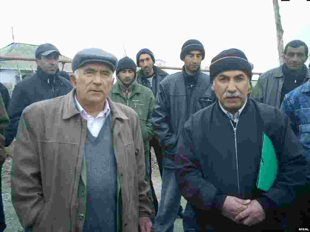 «Таразжолкурылыс» компаниясының жұмысшылары жалақы қарызының өтелуін талап етуде.Тараз, 4 желт. 2008 жыл. - Рабочие компании «Таразжолкурылыс» требуют выдать долг по зарплате, которую они не видели больше года. Тараз, 4 декабря 2008 года.