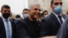 Jaír Lapid, az izraeli ellenzék vezetője elhagyja a szavazóhelyiséget a tavaszi általános választások után. Tel-Aviv, 2020. március 23.