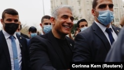 Jaír Lapid, az izraeli ellenzék vezetője elhagyja a szavazóhelyiséget a tavaszi általános választások után. Tel-Aviv, 2020. március 23.