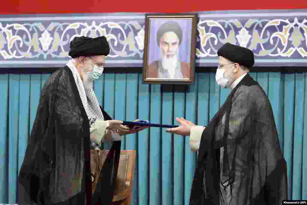 علی خامنه‌ای، رهبر جمهوری اسلامی، در تاریخ ۱۲ مرداد ۱۴۰۰ حکم ریاست جمهوری ابراهیم رئیسی را طی مراسمی به او تنفیذ کرد و به این ترتیب، رئیسی به عنوان هشتمین رئیس جمهوری اسلامی ایران، کارش آغاز شد. 