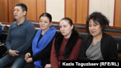 Осуждённые по делу об участии в ДВК (справа налево) Жазира Демеуова, Оксана Шевчук, Гульзипа Джаукерова и Ануар Аширалиев в здании суда. Алматы, 12 декабря 2019 года.