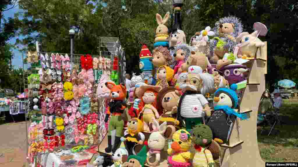 Copiii nu au ratat jucăriile din expoziția „Cumpără produse transnistrene” în parcul Pobeda (Victoria) de la Tiraspol. 