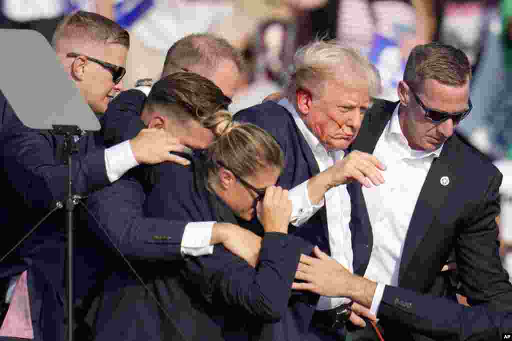 Donald Trump a părăsit spitalul din Pennsylvania după câteva ore și a plecat cu avionul său privat către New Jersey. „El este bine”, a anunțat echipa sa de campania după circa o oră de la incident.