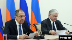 რუსეთისა და სომხეთის საგარეო საქმეთა მინისტრები, სერგეი ლავროვი (მარცხნივ) და ედუარდ ნალბანდიანი.