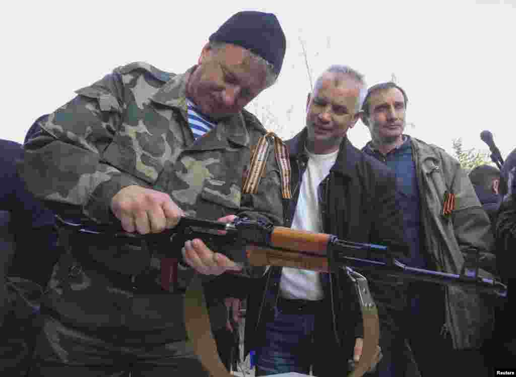 Урыс җыенында халыкка Калашников автоматын сүтеп-җыю тамашасы күрсәтелде.