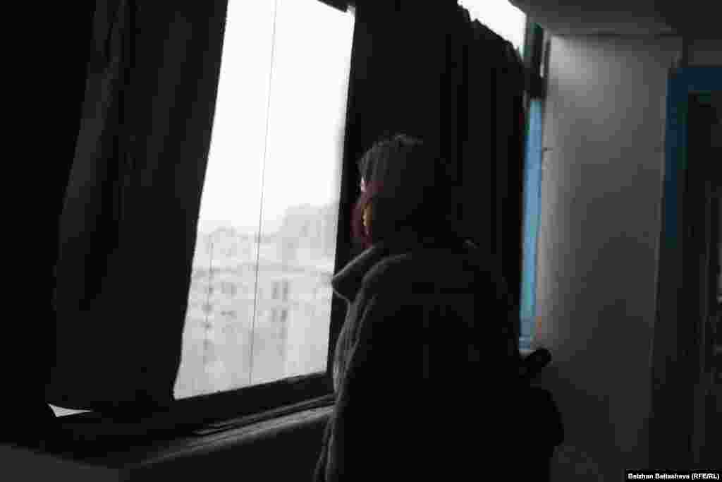 Наталья анасының оны араққа ақша табуға мәжбүрлегенін айтады. 