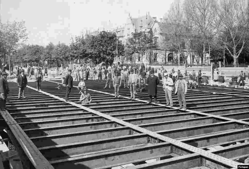 1893 рік. Будівництво даху станції метро «Дожа Дьордь ут», що мав витримати велике навантаження. Метро Будапешту – одне з найстаріших у світі. Старіша від нього тільки лондонська підземка