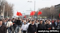 2010 წლის გამოსვლების დროს დაღუპულთა საპატივცემულო აქცია ბიშკეკში