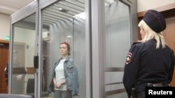 Kurmasheva în „cușca” de sticlă, la o audiere la tribunalul din Kazan, în mai 2024.