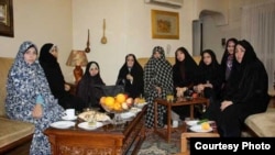 گروهی از همسران بازداشت‌شدگان سیاسی در منزل محمدعلی ابطحی