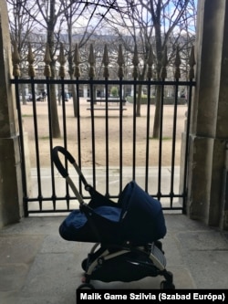 A párizsiak kedvenc babakocsija a Palais Royal kertjében 2019. február 3-án.