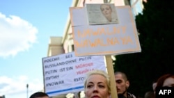 Julija Navalnaja, az orosz ellenzék néhai vezetőjének özvegye a berlini orosz nagykövetség mellett tartott tüntetésen, ahol a Délben Putyin ellen akció résztvevői sorakoztak az orosz elnökválasztás 2024. március 17-i napján