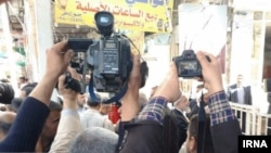 خبرگزاری ایرنا مینویسد که این لحظه ورود حسن روحانی به بیت آیتالله سیستانی است.