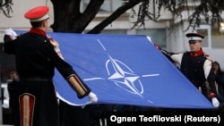 După votul unanim de aderare la Alianța nord-atlantică dat de parlamentarii nord-macedoneni, drapelul NATO este arborat în cadrul unei ceremonii la Skopje, 11 februarie 2020