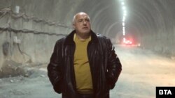 Бойко Борисов обикаля цялата страна и проверява строежи. Снимката е от 2 март, тунел "Железница" на автомагистрала "Хемус".