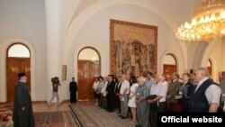 Накануне участников всеармянского конгресса писателей в Первопрестольном Святом Эчмиадзине принял Католикос всех армян Гарегин Второй. Фотография - пресс-канцелярия Первопрестольного Святого Эчмиадзина 