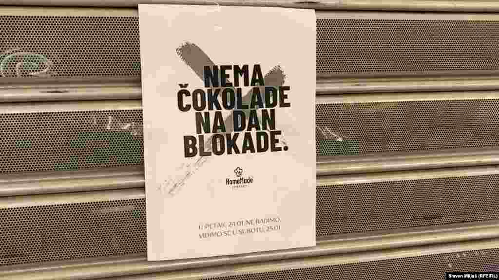 Një mesazh në derën e mbyllur të një ëmbëltoreje në Beograd.