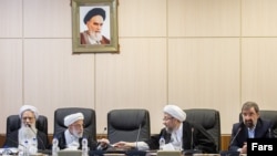 بنابر گزارش‌ها، حسن روحانی و علی لاریجانی، رئیس جمهور و رئیس مجلس، از غایبان جلسه روز شنبه بودند