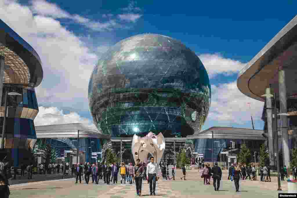 2017 жылы Астанада өткен Expo көрмесінің ғимараты. Көрме кезінде америкалық Foreign Policy журналы "Қазақстан ажал жұлдызына бес миллиард доллар жұмсады, бірақ ол тіпті лазермен атқылай алмайды" деген мақала жариялаған. Журналдың ресми сайты Қазақстанда біраз уақыт ашылмай қалған. 