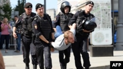 Әділ сайлау талап еткен мәскеулік наразыны арнайы жасақ әкетіп барады. 27 шілде 2019 жыл.