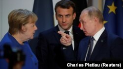 Ultimul summit al formatului „Normandia” în persoană: cancelara germană Angela Merkel, președintele Franței, Emmanuel Macron și președintele Rusiei, Vladimit Putin, Paris, 10 decembrie 2019.