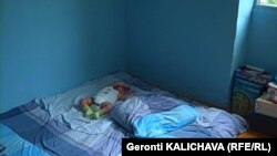 ოთხი თვის ლუკას უკვე 13 დღეა იატაკზე ძილი უწევს.