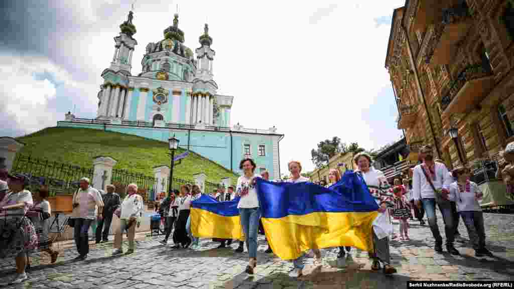 «Вишиванка – це обличчя України», – каже 72-річний науковець, учасник маршу пан Валерій