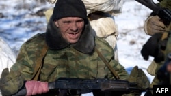 Проросійський бойовик гріється біля багаття під час перерви в боях, район Дебальцево, 17 лютого 2015 року (архівне фото)