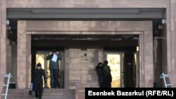 Астанадағы әділет министрлігінің алды.