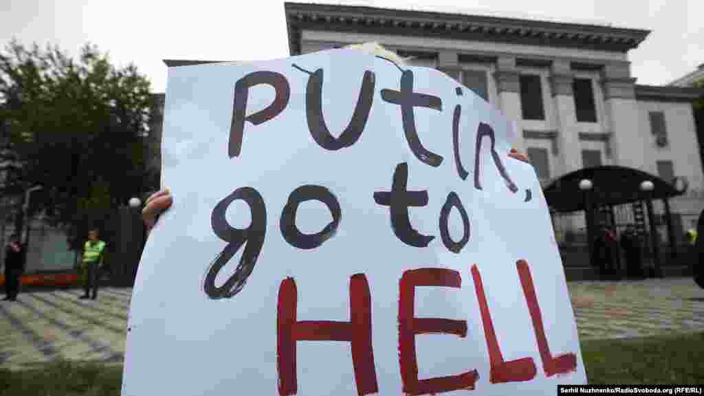 Еще один плакат: "Путин, отправляйся в ад!"