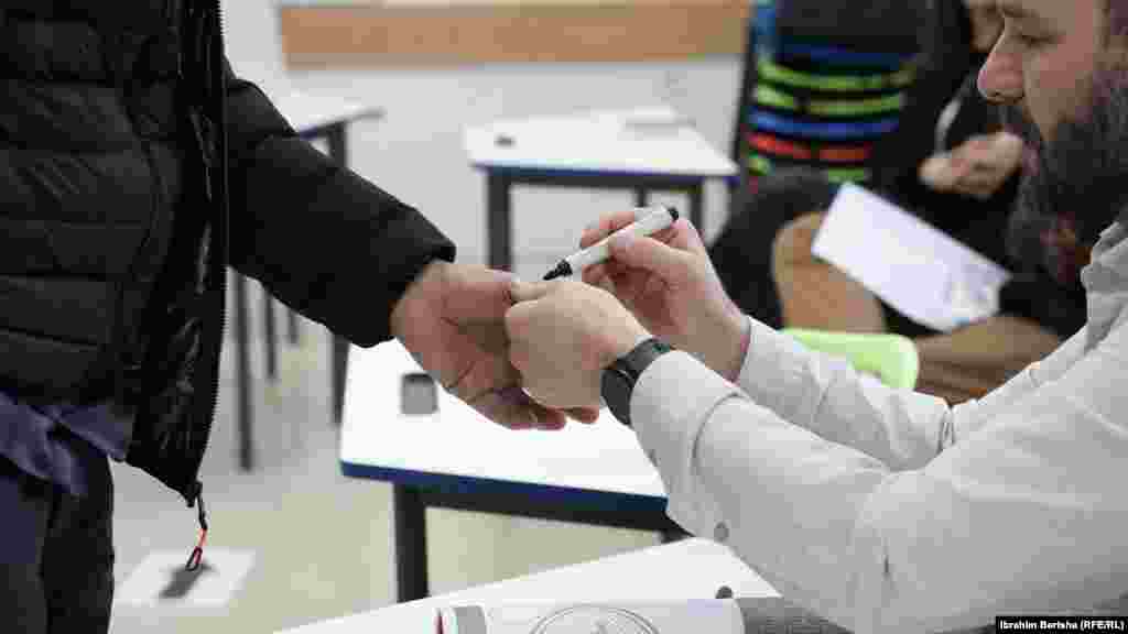  Një qendër votimi në Prishtinë. &nbsp; 