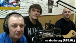 Музыкі гурту Neuro Dubel: Аляксандар Кулінковіч, Юры Навумаў, Віталь Абрамовіч у студыі Свабоды. Архіўнае фота, красавік 2011