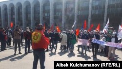 Акция недовольных высказыванием лидера партии «Биримдик» Марата Аманкулова. Бишкек, 27 сентября 2020 года.