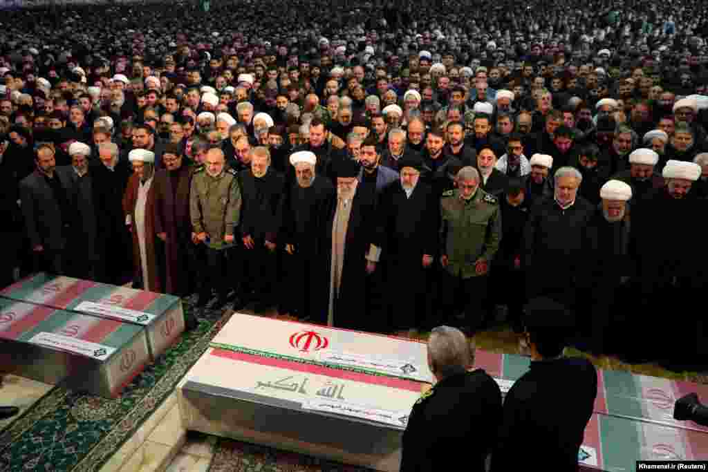 Lideri Suprem i Iranit, Ayatollah Ali Khamenei dhe presidenti iranian, Hasan Rohani shihen duke u lutur afër arkivolit të komandantit Soleimani dhe komandantit të milicisë irakiane, Abu Mahdi al-Muhandis, i cili është vrarë po ashtu në sulmin ajror të 3 janarit. 