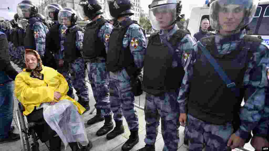 Арнайы жасақ сарбаздарының алдында тұрған Мәскеу тұрғыны. 