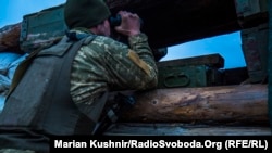 Український військовий на варті у селі Мар'їнка під Донецьком, 2 грудня 2017 року