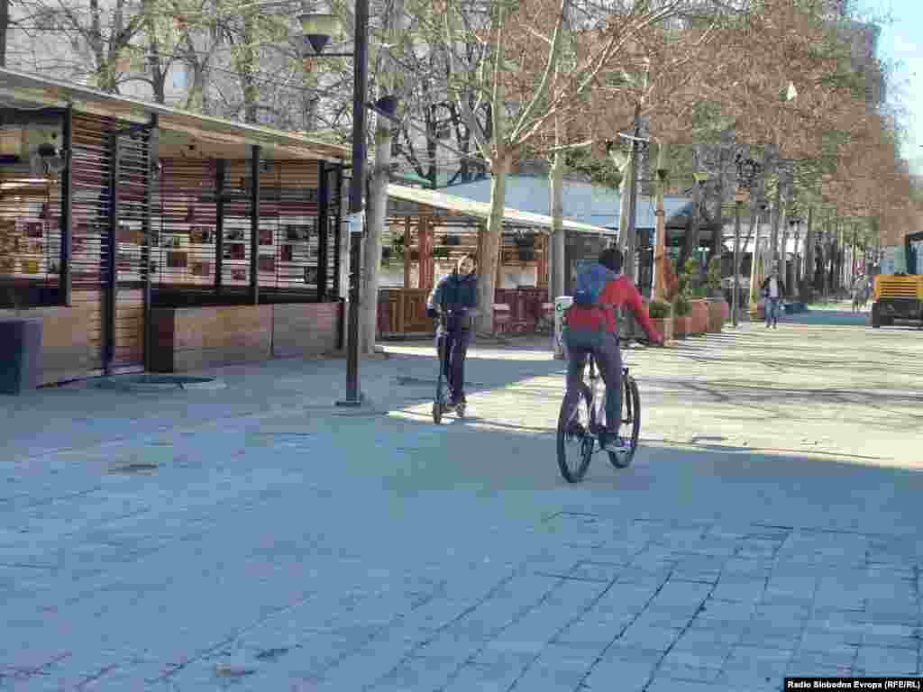 Затворени кафулиња и ресторани во Градскиот трговски центар во Скопје поради пандемијата на коронавирус
