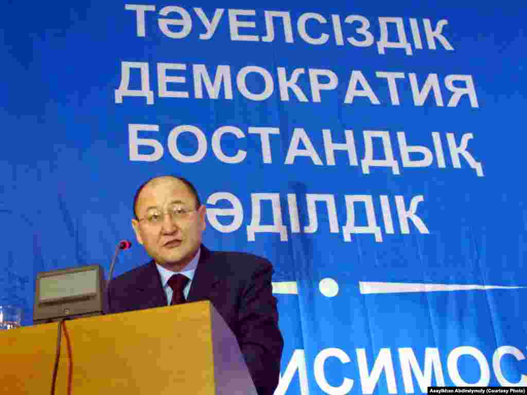 Алтынбек Сәрсенбайұлы "Ақ жол" партиясы съезінде сөйлеп тұр. Алматы, 2004 жыл.