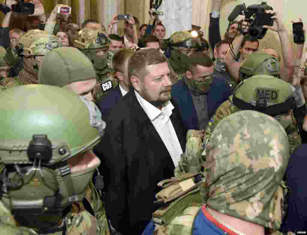 Затриманий народний депутат від фракції «Радикальної партії» Ігор Мосійчук в оточенні співробітників СБУ йде до виходу з будівлі Верховної Ради. Київ, 17 вересня 2015 року ЧИТАТИ ПРО ЦЕ