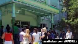 Daşary ýurt uniwersitetlerinde okaýan türkmen studentleri Aşgabatdaky döwlet edarasynyň öňünde zerur resminamalary almak üçin garaşýarlar. (arhiw suraty)