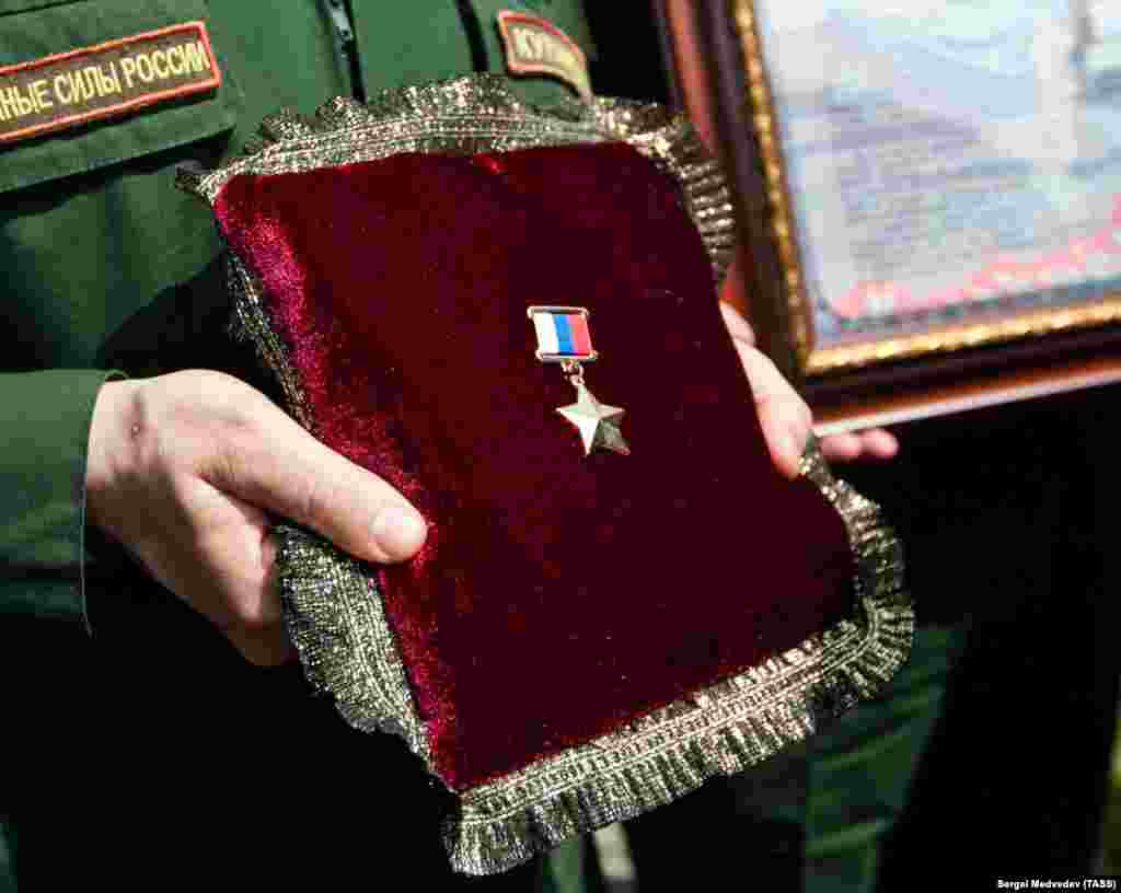 Erou al Federației Ruse Această decorație este, de obicei, acordată pentru „fapte eroice de vitejie”. Doi recipienți recenți ai medaliei au fost piloții de pe Ural Airlines care, în 2019, au reușit să aterizeze cu o aeronavă ale cărei motoare au fost afectate de pescăruși într-un câmp de porumb. Nu s-au fost înregistrat victime și niciunul dintre cei 233 de pasageri nu a fost rănit.