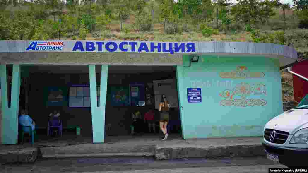 Сільська автостанція працює лише в курортний сезон. Звідси рано вранці йдуть тільки два маршрутних автобуси – в Алушту і Сімферополь