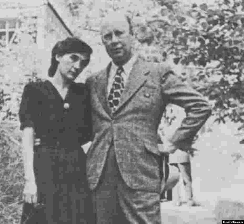Compozitorul a fost evacuat din Moscova în 1941, lăsînd în urmă soția și copiii. Prokofieva și-a petrecut anii războiului în Caucaz, unde a început o relație cu scriitoarea Mira Mendelson, care a colaborat cu el la libretul operei sale „Război și Pace”, bazat pe romanul lui Lev Tolstoi.