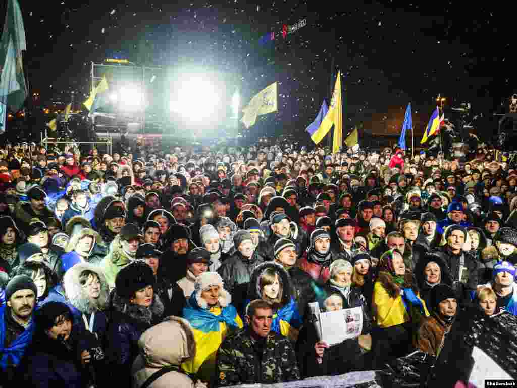 У Києві на майдані Незалежності відбулася у ніч на 30 листопада масова акція «Ніч пам’яті», присвячена річниці розгону «Беркутом» студентів, що призвело до розгортання масштабних протестів Революції гідності 