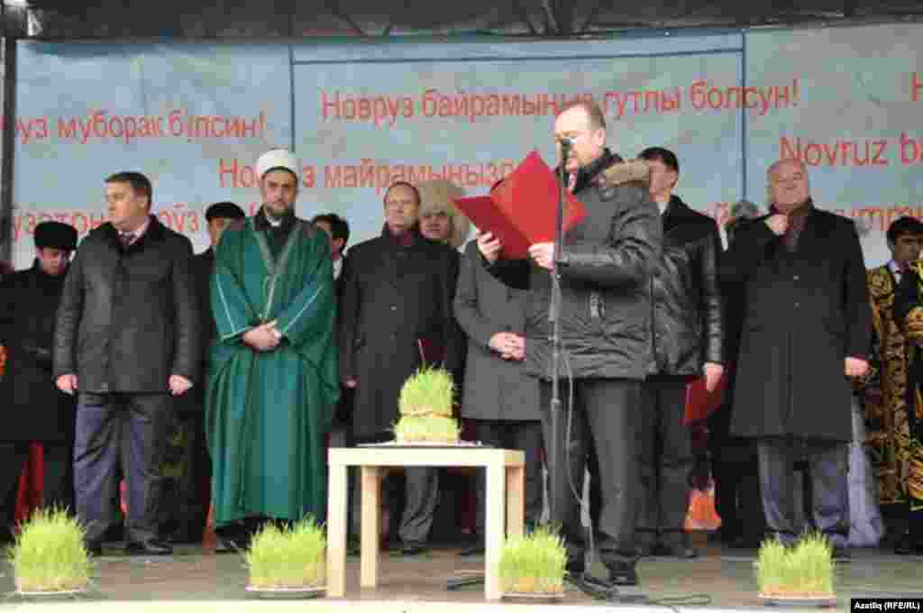  Минәхмәт Хәлиуллов халыкны татарлар исеменнән дә, Самар шәһәре думасы исеменнән дә кайнар котлады