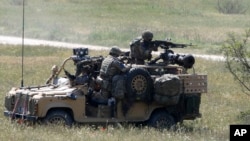 Наразі чисельність армії Британії становить близько 73 тисяч людей порівняно зі 100 тисячами в 2010 році. На фото: британські військові на навчаннях НАТО в Чорногорії, 2022 рік