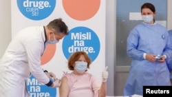 Ne računajući potencijalno rusko cjepivo, Vlada je dogovorila da do kraja ožujka stigne 600.000 doza cjepiva raznih proizvođača. (Foto: Cijepljenje u Zagrebu, Hrvatska, 27. prosinca 2020.)